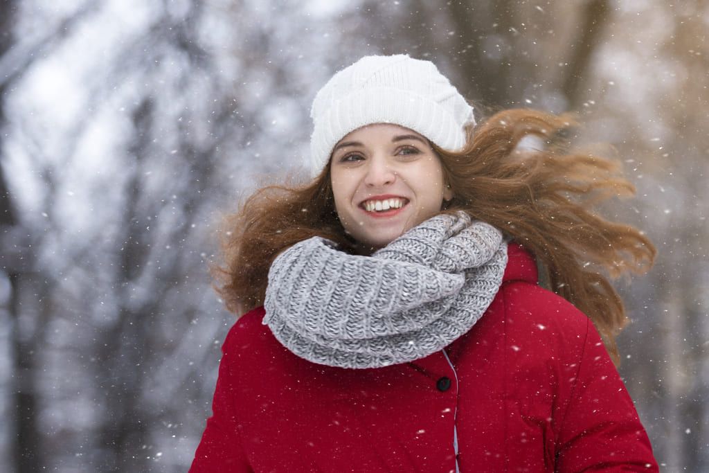 Jak dbać o włosy zimą?